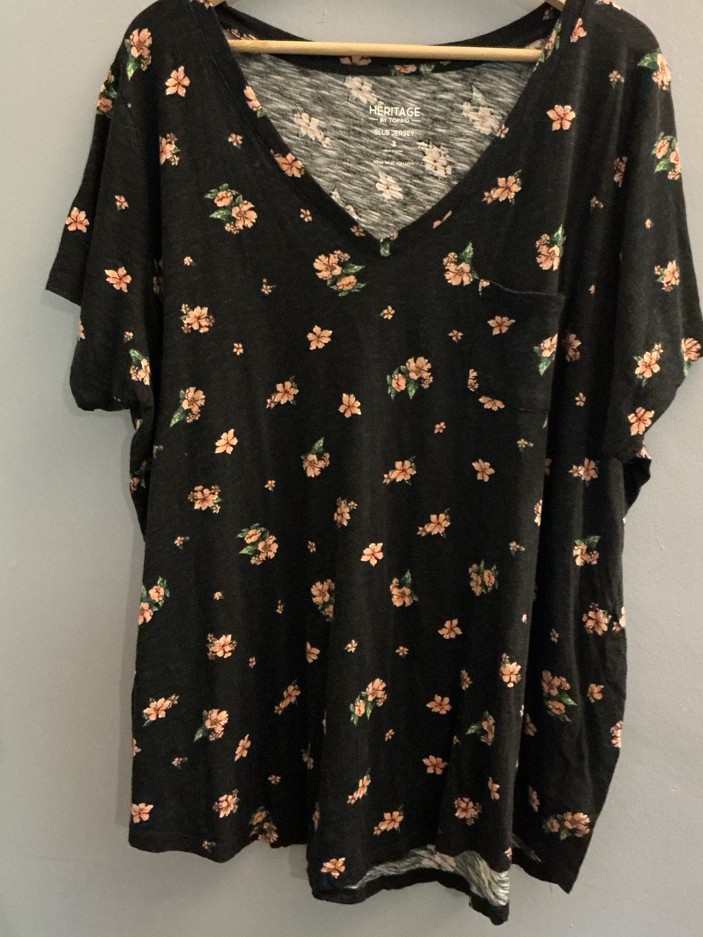 Heritage by Torrid Slub Jersey Floral V Neck Tee Size 3 (3X) Black 100% Cotton